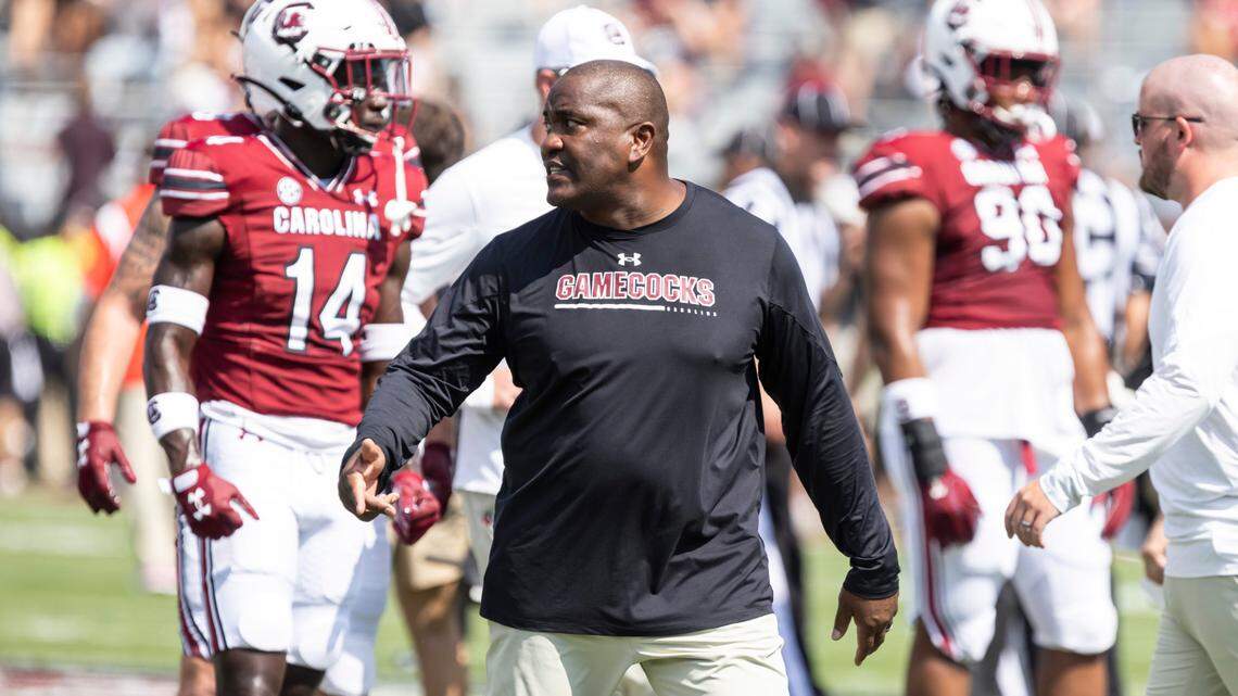 South Carolina defensive coordinator and inside linebackers coach Clayton White works with players at Williams-Brice Stadium in Columbia, SC on Saturday, Sept. 17, 2022.