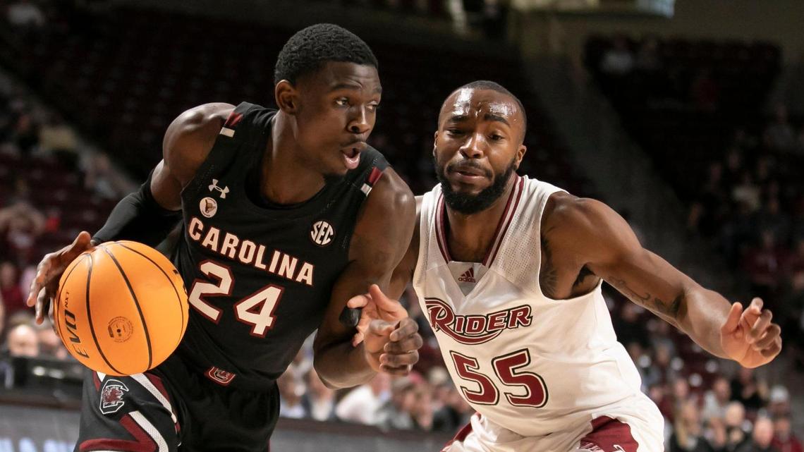 Keyshawn Bryant (left) drink es past Dwight Murray, Jr. during the Gamecocks’ game against the visiting Rider Broncs at Colonial Life Arena on Sunday, November 28, 2021.