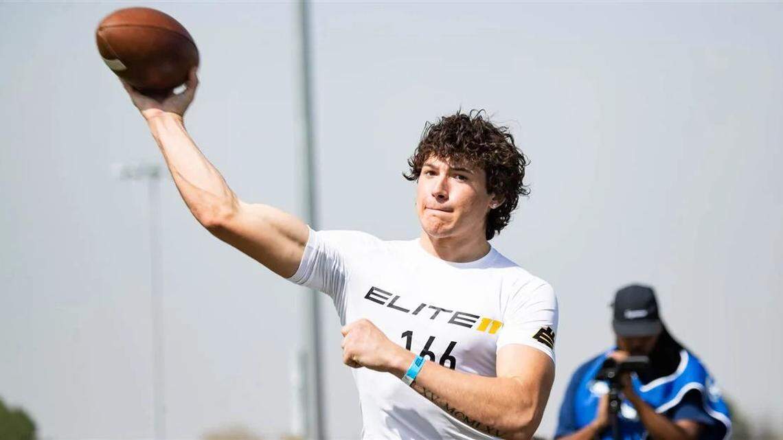 Texas quarterback commits to South Carolina football