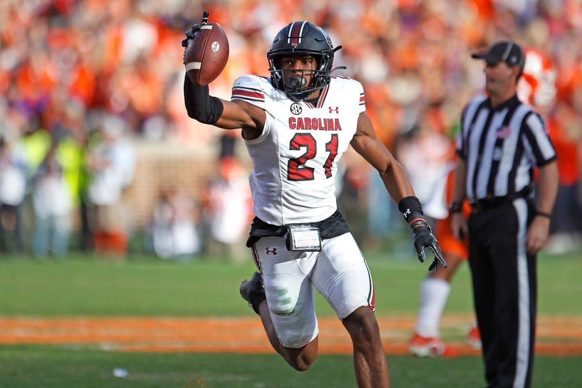 South Carolina defensive back Nick Emmanwori (21) recovers the fourth-quarter punt return fumble by Clemson’s Antonio Williams.