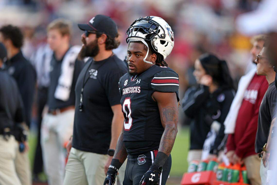 Juju McDowell and the Gamecocks are wearing white helmets, black jerseys and black pants.
