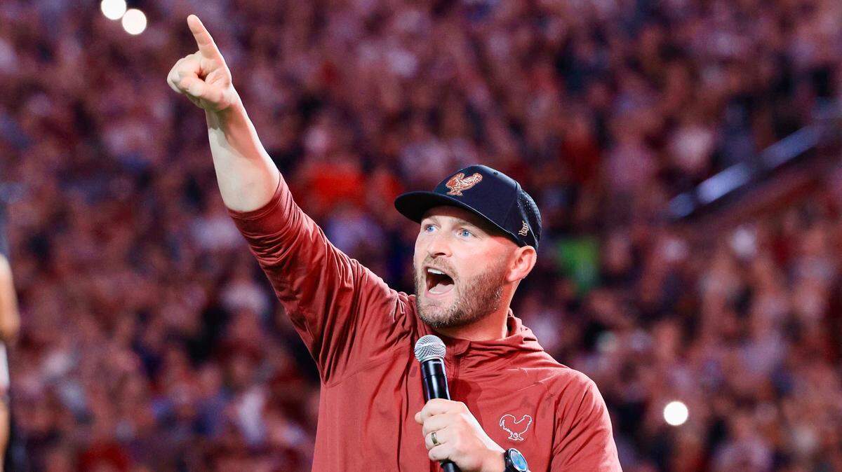 South Carolina QB Connor Shaw leads the pregame chant Saturday before the Kentucky game.