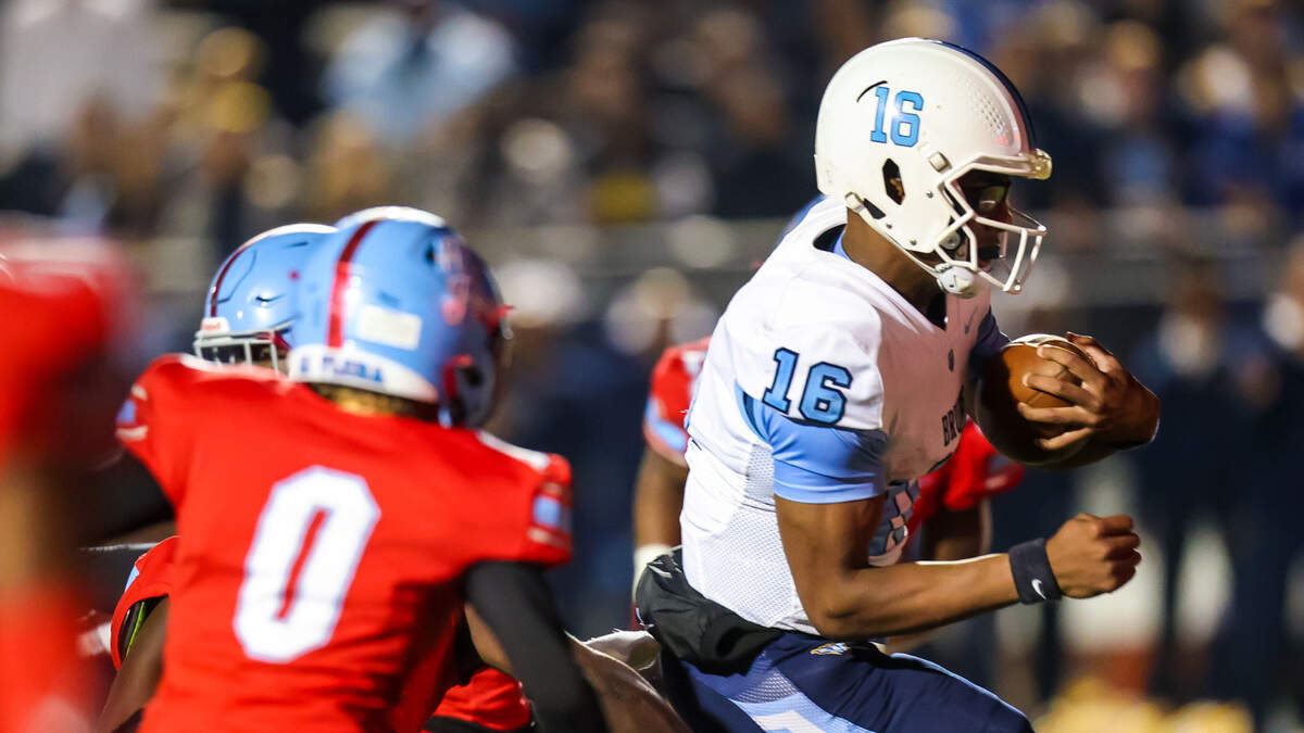 South Florence Lanorris Sellers (16) rushes for a touchdown against the AC Flora Falcons in the 4A Lower State Championship Game at Memorial Stadium, Nov. 25, 2022.