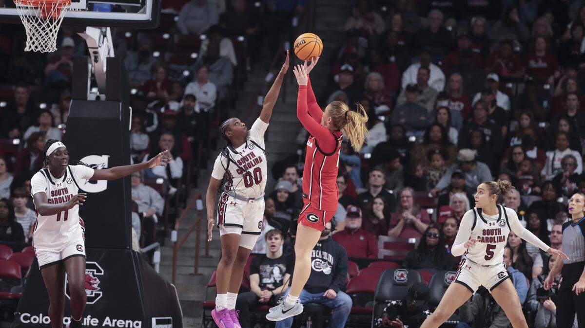 South Carolina's Ta'Niya Latson (00) blocks Georgia's Rylie Theuerkauf (14) during the first half of action of their women's basketball game against Georgia at Colonial Life Arena on Sunday, Jan. 11, 2026.