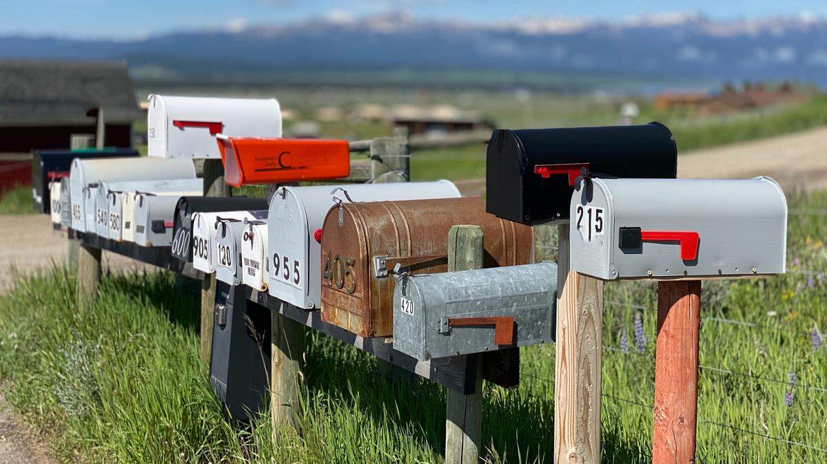 A couple took control of people’s bank accounts after stealing their mail in South Carolina, Florida and Georgia, prosecutors say. The man has pleaded guilty.