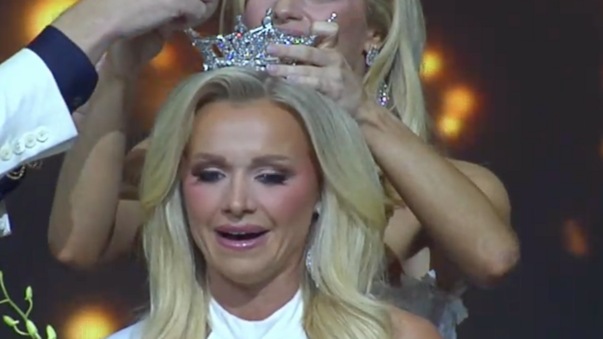 Lindsay Jones, Miss Charleston, is the new Miss South Carolina.
