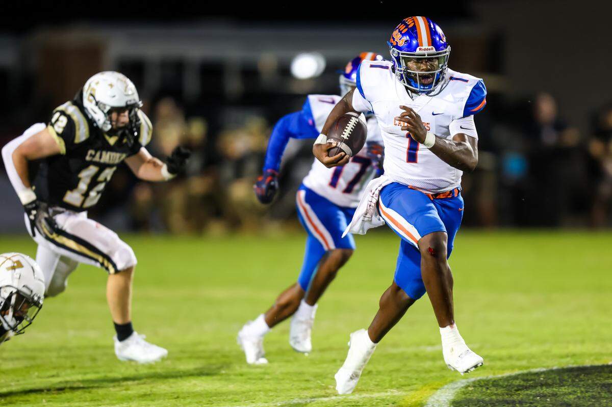 Richland Northeast Caveliers Will Wilson (1) runs for a 64-yard touchdown against the Camden Bulldogs during their game at Camden High School Friday, 9/20/24.