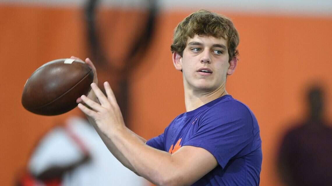 Report says Florida Gators in running to land this top recruit with famous QB relatives