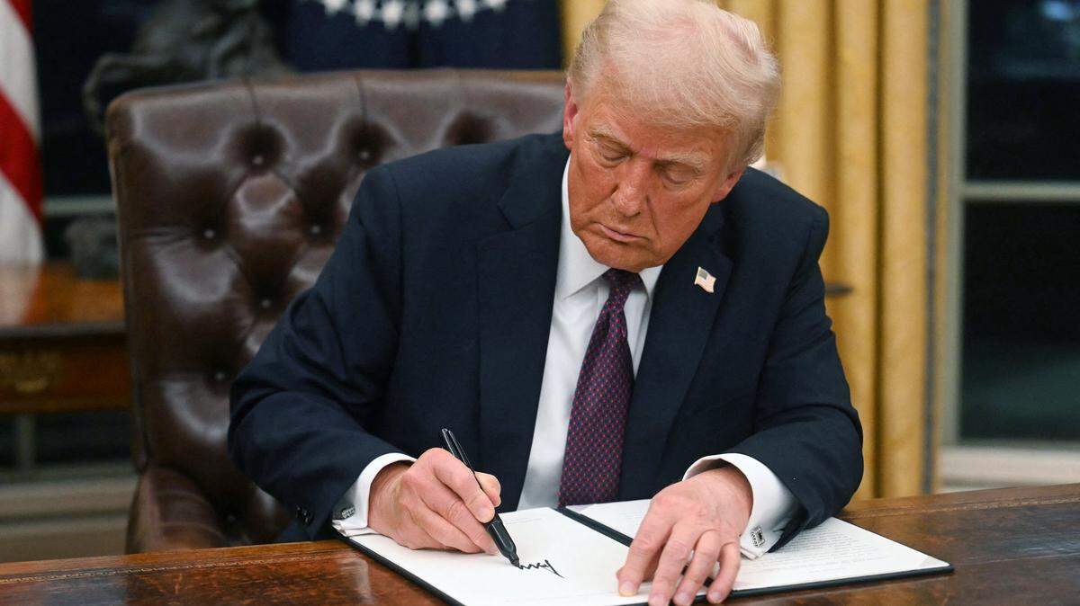 U.S. President Donald Trump signs an executive order in the Oval Office of the White House in Washington, D.C., on Jan. 20, 2025. (Jim Watson/Pool/AFP/Getty Images/TNS)