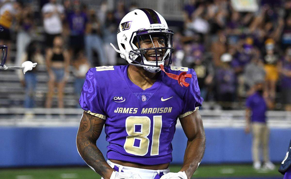 James Madison receiver Antwane Wells is transferring to play for South Carolina football program.