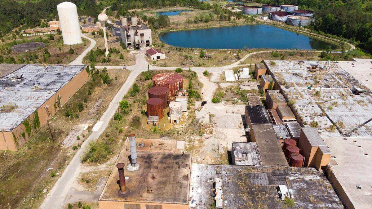 Galey and Lord, a now abandoned textile plant in eastern South Carolina, sent waste sludge from its manufacturing process to farms for use as fertilizer. The sludge later was found to be polluted with toxic forever chemicals. Drinking water and farm fields in the area are contaminated. Today, Galey and Lord is a federal Superfund cleanup site.