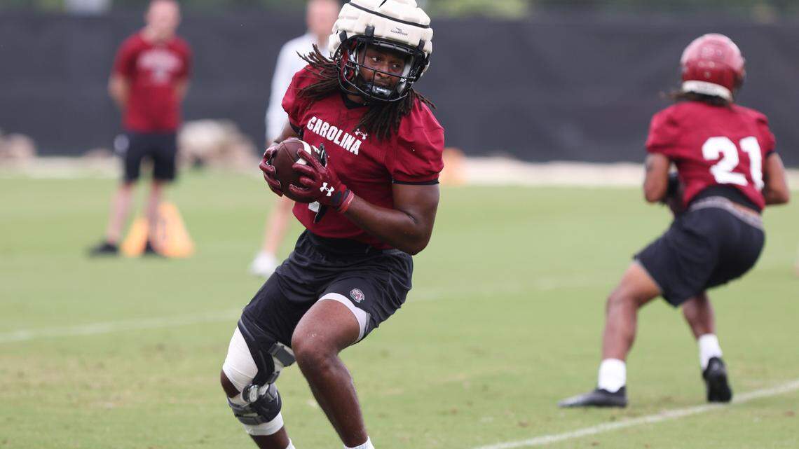 South Carolina tight end Trey Knox (1) runs drills during practice on Thursday, August 16, 2023.
