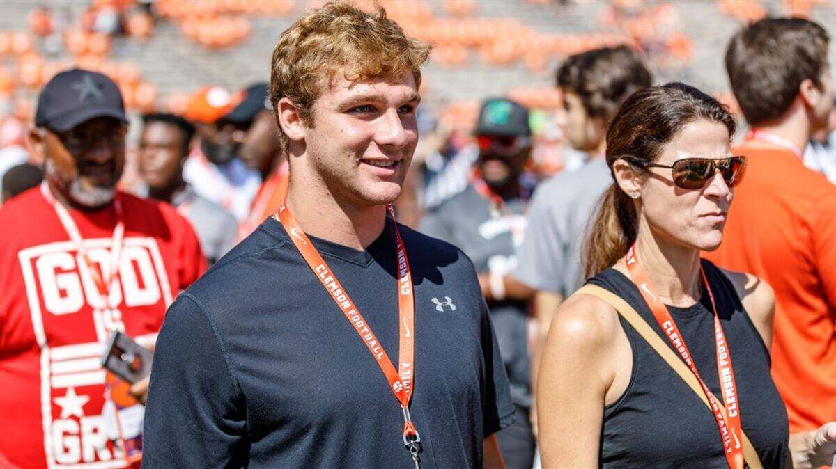 Linebacker Kane Patterson committed to Clemson on Tuesday.