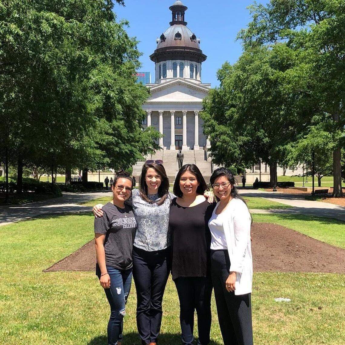 Aylin Gomez, a la izquierda, asistió a una audiencia legislativa en Columbia en 2019.