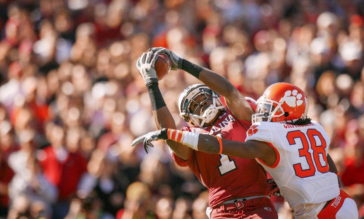 South Carolina’s Alshon Jeffery catches a pass from Stephon Gilmore in front of Clemson’s Chris Chancellor in 2009 in Columbia.