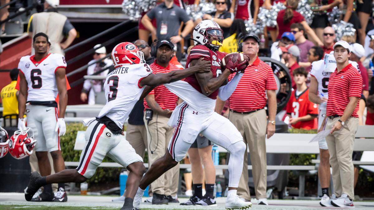South Carolina tight end Jaheim Bell (0) pulls down a pass as Kamari Lassiter (3) of the University of Georgia attempts to wrap him up at Williams-Brice Stadium in Columbia, SC on Saturday, Sept. 17, 2022.