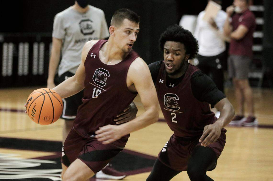 South Carolina’s Erik Stevenson practices against Chico Carter Jr. basketball on Tuesday, October 12, 2021.