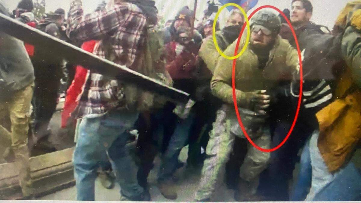South Carolinians Christopher Rockey (circled in red) and Edward Picquet (circled in yellow) clash with police on Jan. 6, 2021. They have been pardoned by President Trump.
