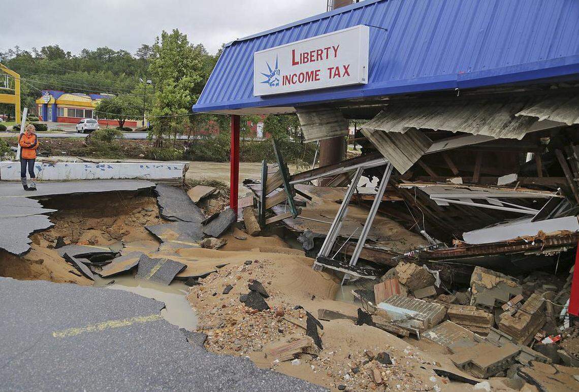 Shelley Manning looks at the damage to Liberty Income Tax building on Garners Ferry Road in Columbia, SC, Monday, October 5, 2015.