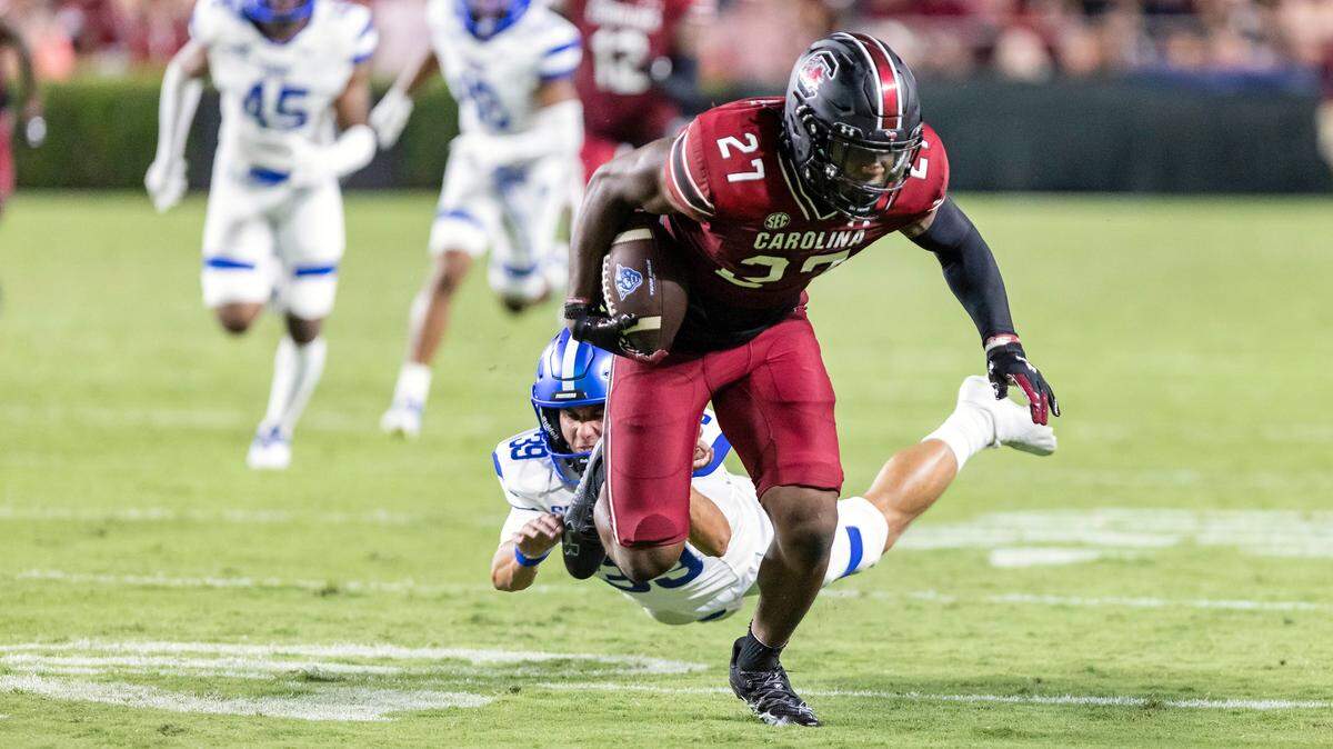 South Carolina defensive back DQ Smith (27) dodges a tackle as he carries a blocked Georgia State punt in for a touchdown at Williams-Brice Stadium in Columbia, SC on Saturday, Sept. 3, 2022.