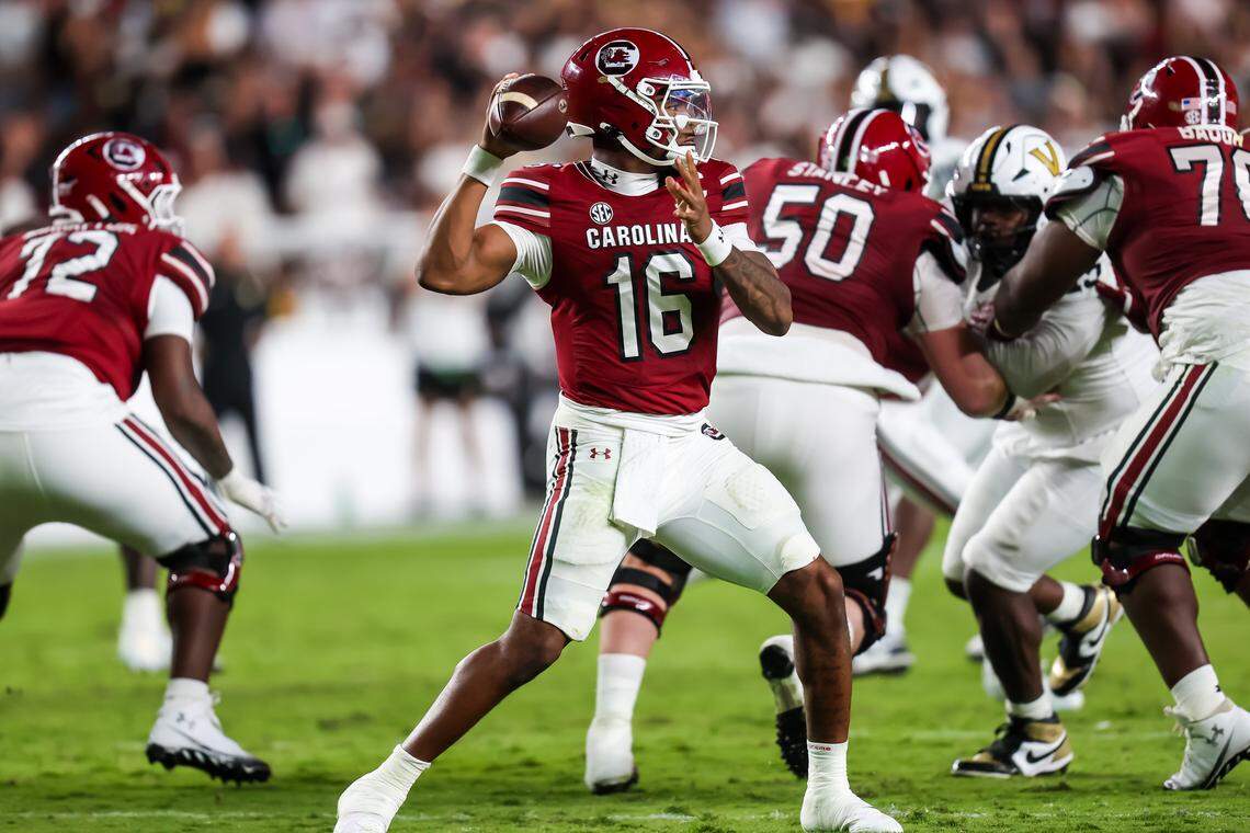 South Carolina Gamecocks quarterback LaNorris Sellers (16) passes on the play he was injured against the Vanderbilt Commodores in the second quarter at Williams-Brice Stadium.