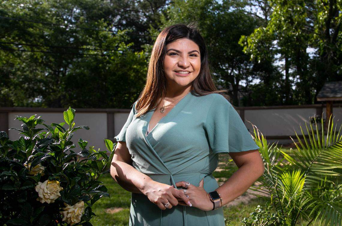 Jackie Mayorga, graduada de Spring Valley High School, va a graduarse de la universidad con una maestría en asistencia social pero no puede trabajar en Carolina del Sur debido a su estatus como recipiente de DACA.