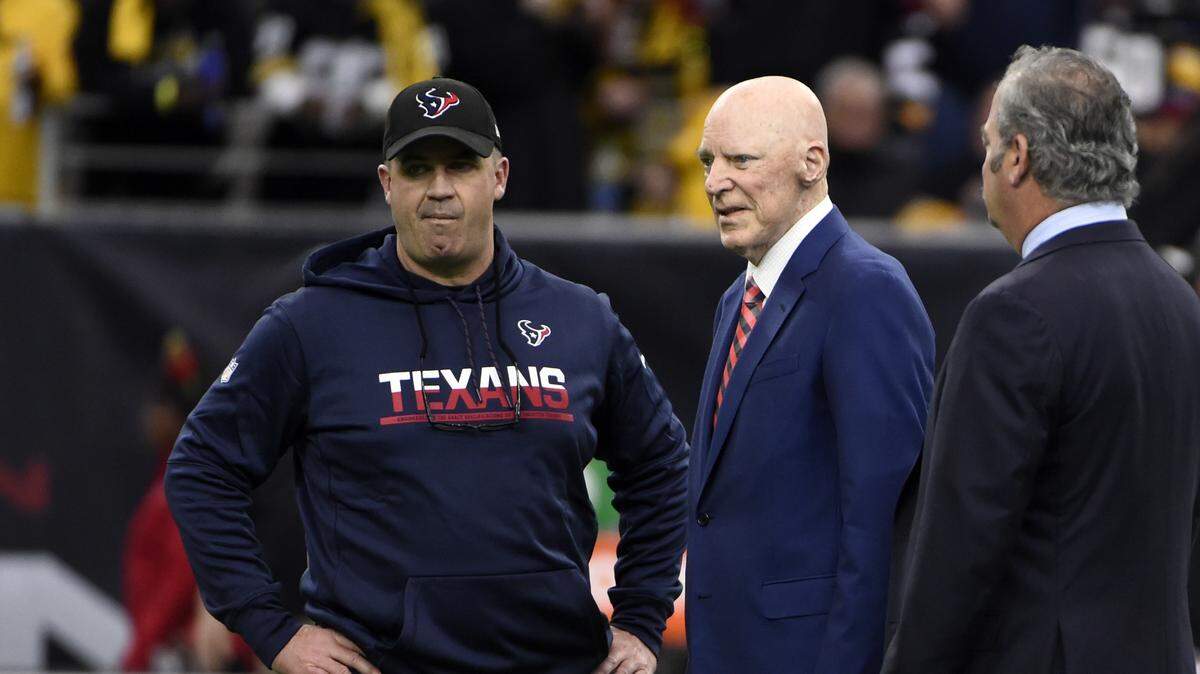 Houston Texans coach Bill O’Brien, left, talks with owner Bob McNair before an NFL football game against the Pittsburgh Steelers Monday, Dec. 25, 2017, in Houston. (AP Photo/Eric Christian Smith)