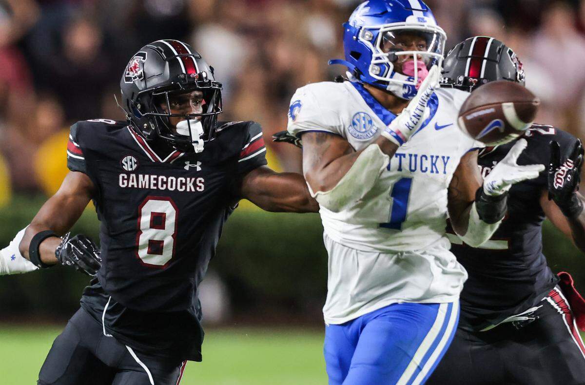 South Carolina defensive back Emory Floyd Jr. (8) moves in as Kentucky running back Ray Davis (1) catches a pass during the second half of the Gamecocks’ game at Williams-Brice Stadium in Columbia on Saturday, November 18, 2023.
