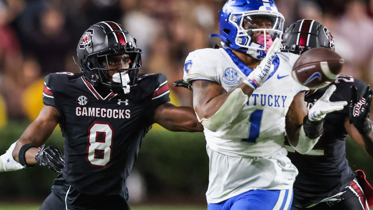 South Carolina defensive back Emory Floyd Jr. (8) moves in as Kentucky running back Ray Davis (1) catches a pass during the second half of the Gamecocks’ game at Williams-Brice Stadium in Columbia on Saturday, November 18, 2023.