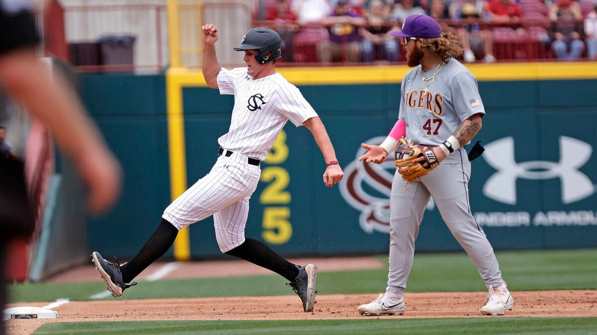 South Carolina’s Ethan Petry advances to third base during Friday’s game against LSU.