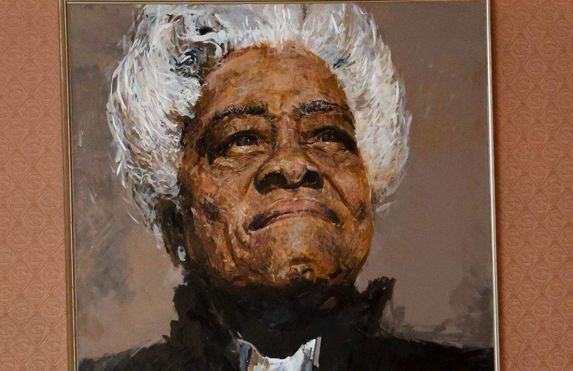 Artist Simmie L. Knox painted the portrait of Mary McLeod Bethune that hangs in the South Carolina State House.