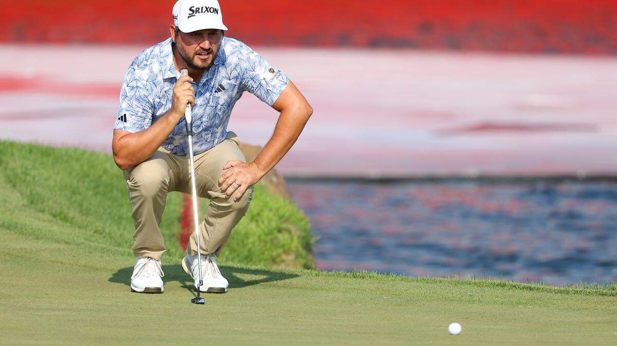 Andrew Novak lines up his putt on the eighteenth green during the first round of the 3M Open golf tournament in July.