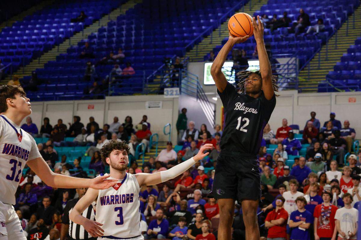 Ridge View’s Korie Corbett (12) shoots as Riverside’s Jules Iturbe (32) and Drew Cannon (3) defend during the first half of action at the Florence Center in the Class 4A boys basketball championship game on Saturday, March. 2, 2024.