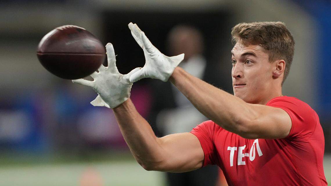 Mar 4, 2023; Indianapolis, IN, USA; Clemson tight end Davis Allen (TE01) participates in drills at Lucas Oil Stadium. Mandatory Credit: Kirby Lee-USA TODAY Sports