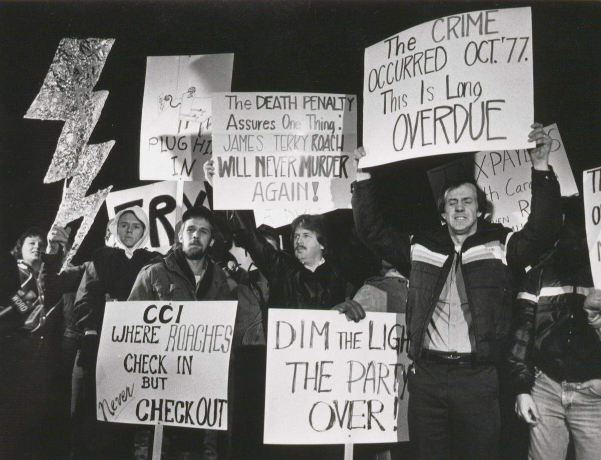 Supporters of the death penalty rallied before Terry Roach was executed on Jan. 10, 1986.