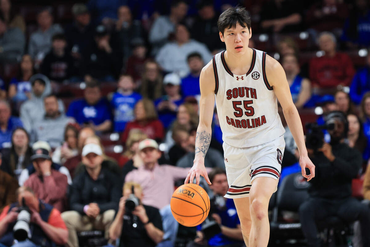 South Carolina's Mike Sharavjamts (55).