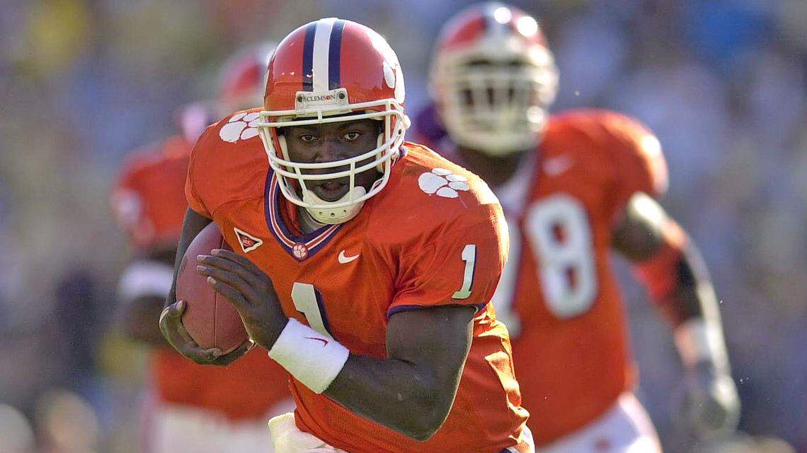 Former Clemson quarterback Woody Dantzler, pictured here in a 2001 game against Georgia Tech, will be inducted into the South Carolina Athletic Hall of Fame on Monday in Columbia.