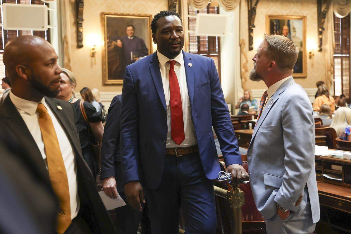 State Rep. Jermaine Johnson, D-Richland and State Rep. Brandon Guffey, R-York work in the house chamber on Tuesday, April 14, 2026.