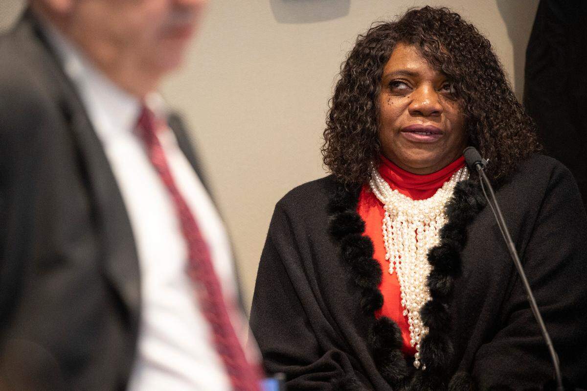 Mushelle “Shelly” Smith, caregiver for Libby Murdaugh in June of 2021, is questioned by prosecutor John Meadors in the double murder trial of Alex Murdaugh at the Colleton County Courthouse in Walterboro, Monday, Feb. 6, 2023. Andrew J. Whitaker/The Post and Courier/Pool