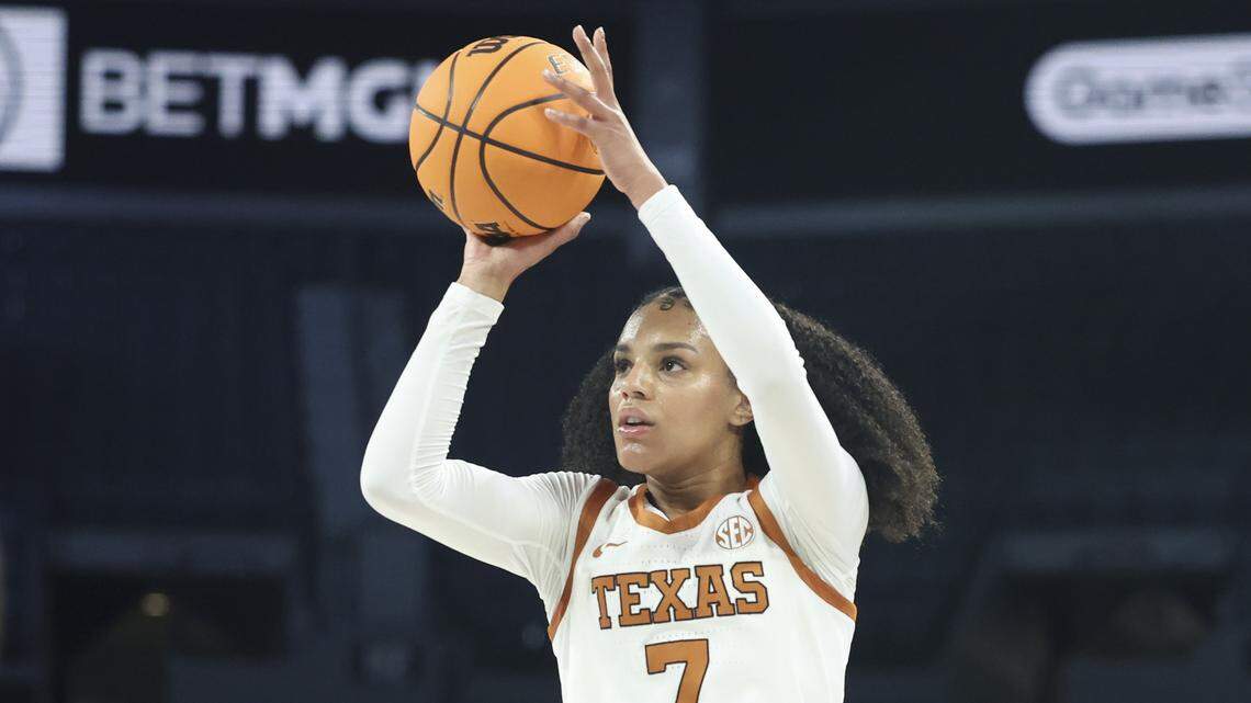 Jordan Lee will transfer from Texas to South Carolina.