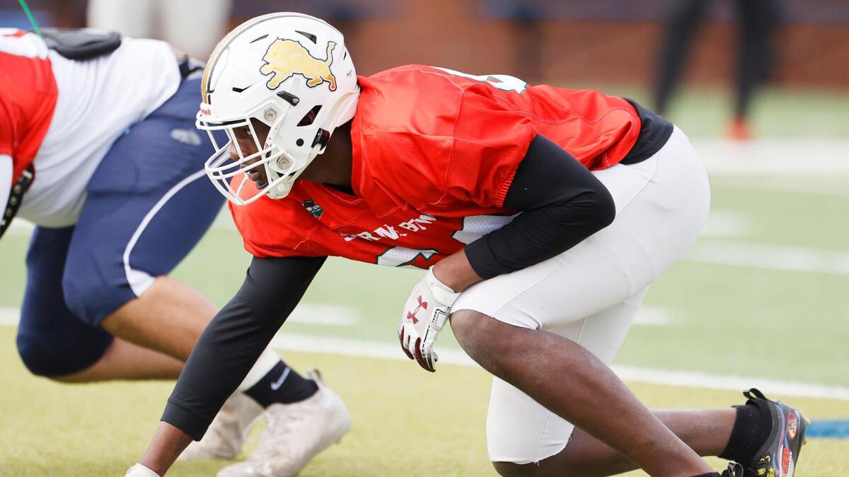 Monteque Rhames of Manning High School practices football on Monday, December 12, 2022.