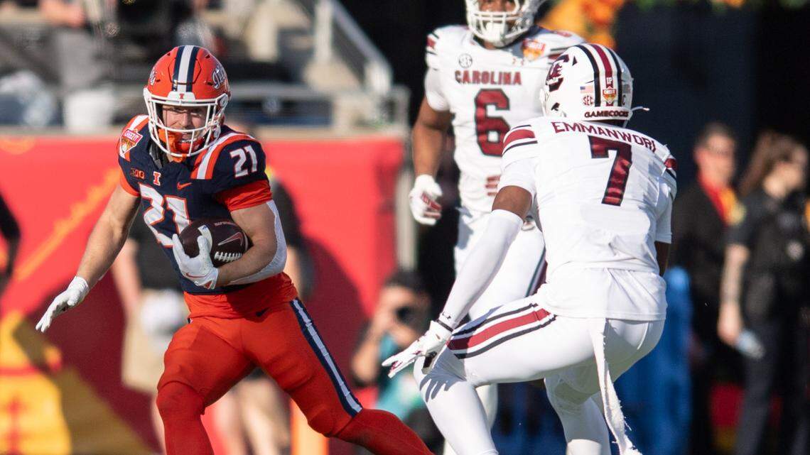 Illinois Fighting Illini running back Aidan Laughery (21) runs the ball against South Carolina Gamecocks defensive back Nick Emmanwori (7) in the first quarter at Camping World Stadium.