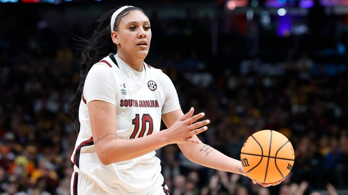 South Carolina Gamecocks center Kamilla Cardoso (10) plays Iowa in the NCAA Tournament Final Four game at the American Airline Center on Friday, March 31, 2023.
