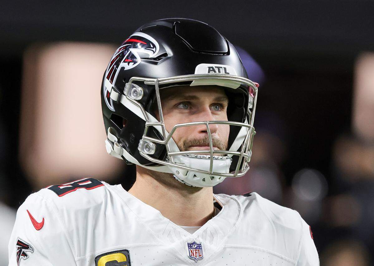 LAS VEGAS, NEVADA - DECEMBER 16: Kirk Cousins #18 of the Atlanta Falcons warms up before a game against the Las Vegas Raiders at Allegiant Stadium on December 16, 2024 in Las Vegas, Nevada. The Falcons defeated the Raiders 15-9.