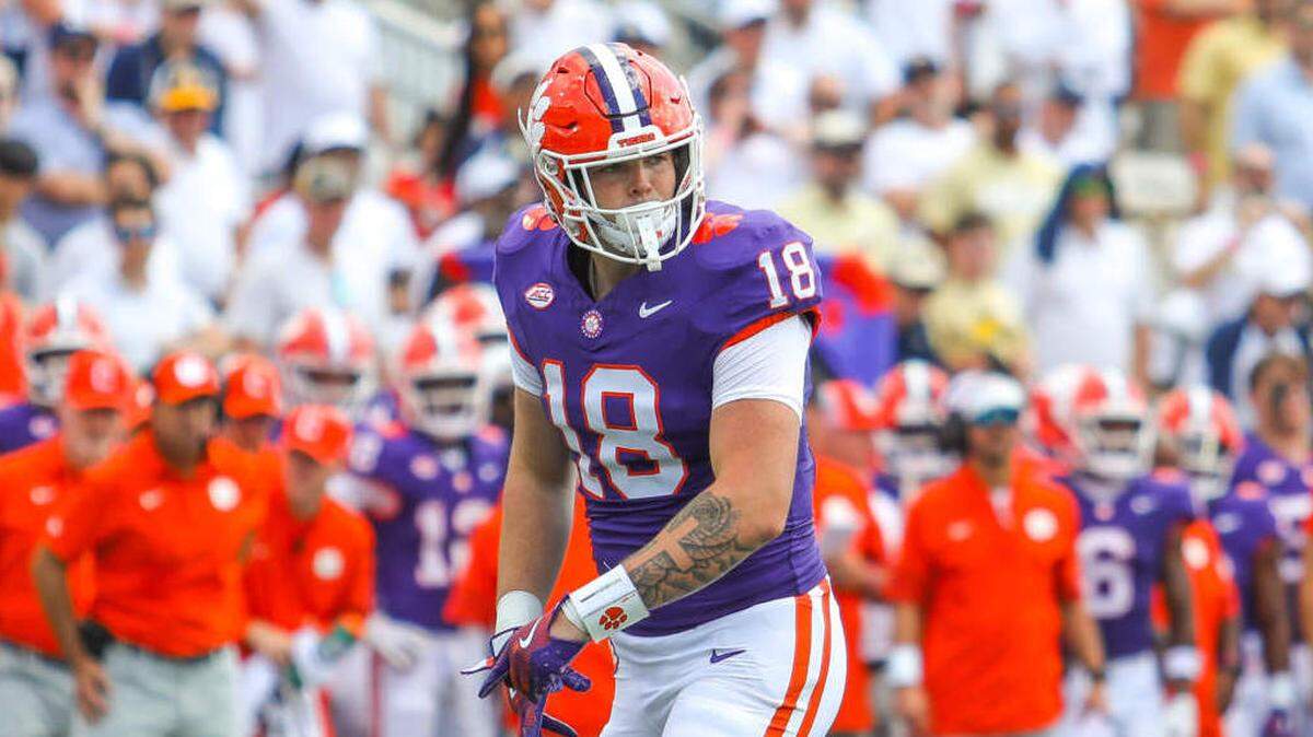 Clemson tight end Ian Schieffelin (18) playing against Georgia Tech