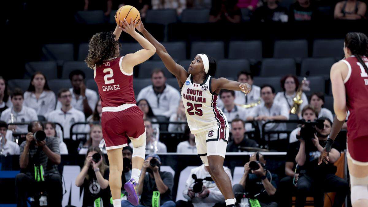 South Carolina's Raven Johnson (25) pressures Oklahoma's Aaliyah Chavez (2) during the first half of action of their Sweet 16 women's basketball game against Oklahoma at Golden 1 Arena on Saturday, March 28, 2026.