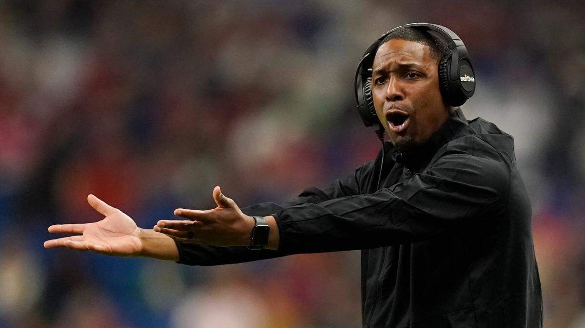 Bryan McClendon as Oregon interim head coach during the Alamo Bowl against Oklahoma.