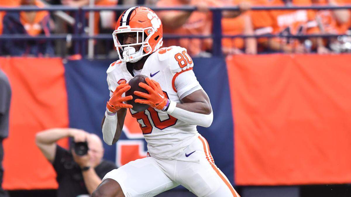 Sep 30, 2023; Syracuse, New York, USA; Clemson Tigers wide receiver Beaux Collins (80) catches a pass for a touchdown in the second quarter against the Syracuse Orange at the JMA Wireless Dome. Mandatory Credit: Mark Konezny-USA TODAY Sports