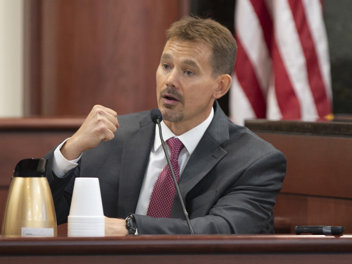 FBI Agent David Mackey demonstrates how Tim Jones used a belt to strangle his two youngest children during Jones’ death penalty trial in Lexington. 5/17/19