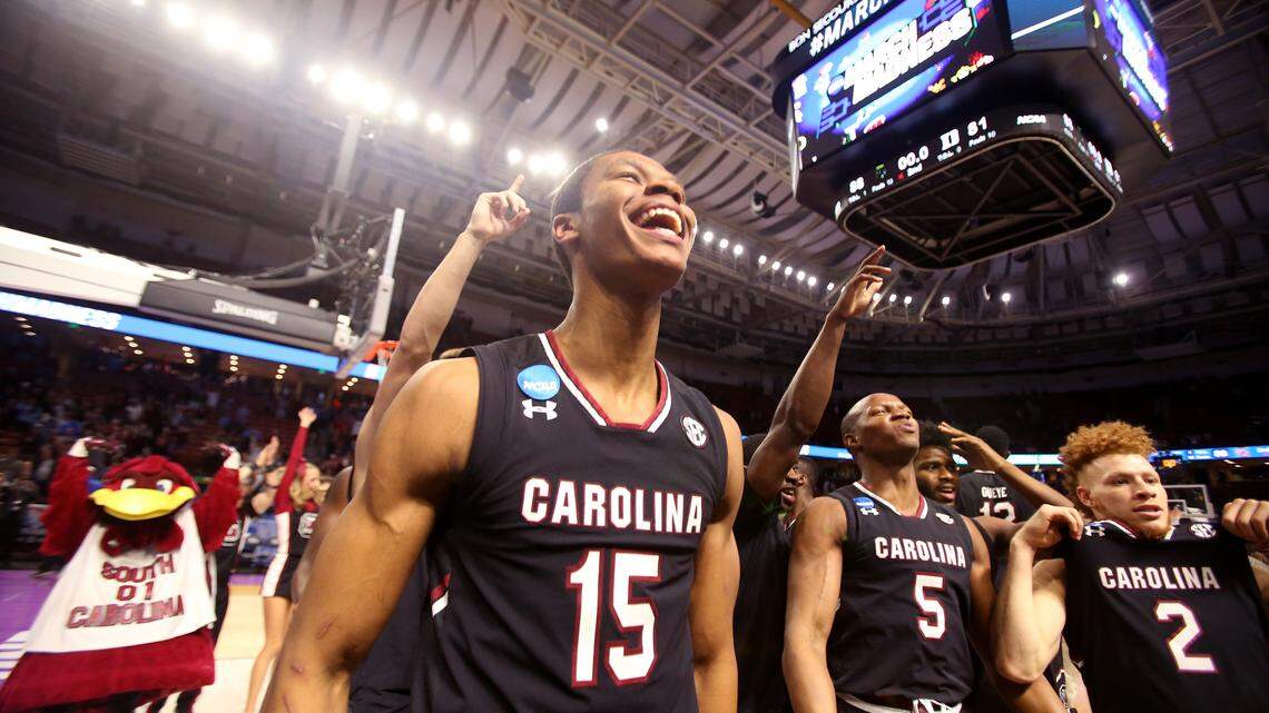 PJ Dozier (15) and the 2016-17 South Carolina Gamecocks.